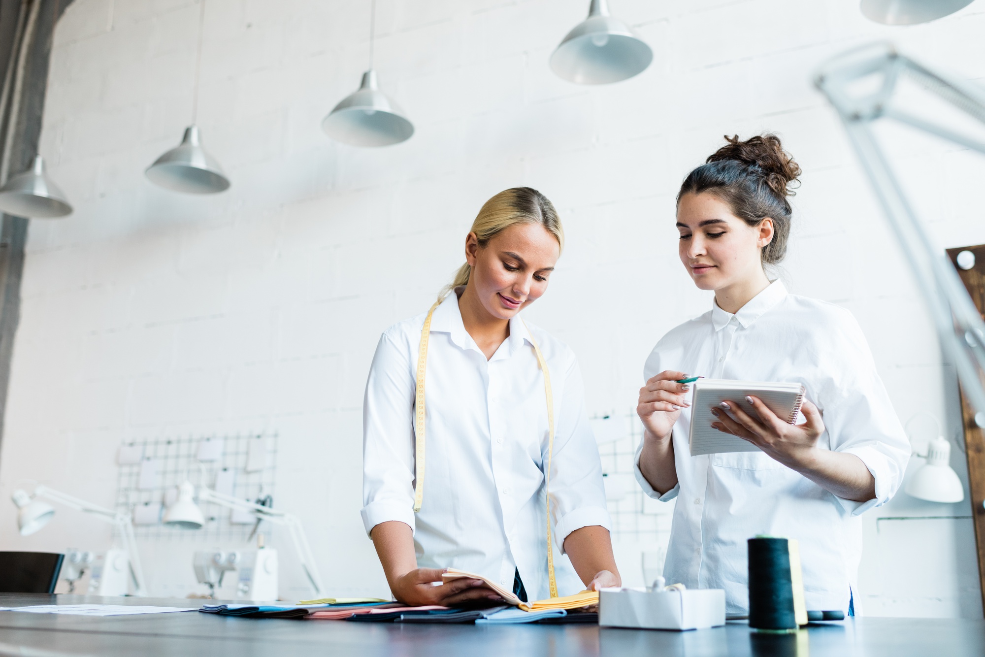 Consultation in a modern culinary lab